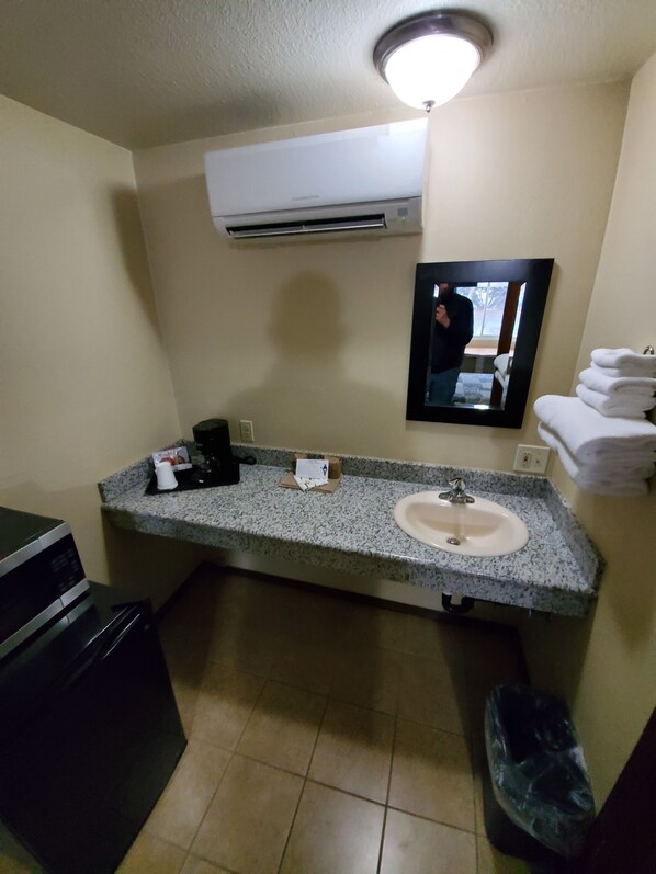 Fridge, microwave, coffee/tea maker - Deschutes Motel - Lower Elevator - Queen Suite w/ 1 Queen Bed (Maupin)