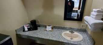 Deschutes Motel - Lower Elevator - Queen Suite w/ 1 Queen Bed