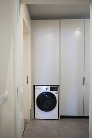 2 slaapkamers, een kluis op de kamer, een bureau, een laptopwerkplek