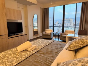 Tallelokero huoneessa, työpöytä