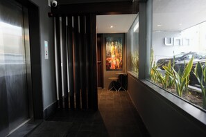 Caja fuerte, escritorio, espacio para trabajar con un portátil