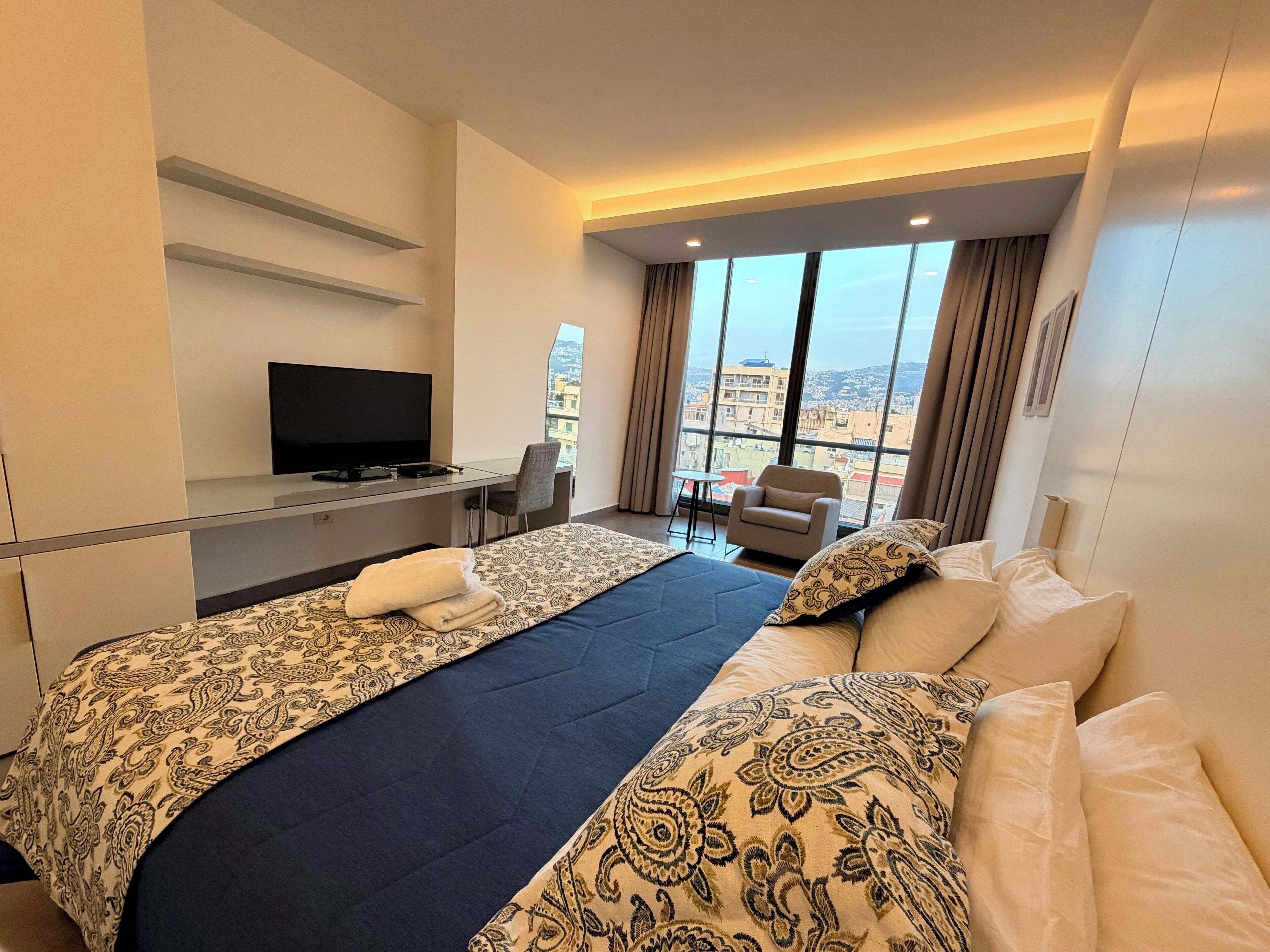 خزنة داخل الغرفة ومكتب ومساحة عمل للكمبيوتر المحمول وستائر تعتيم