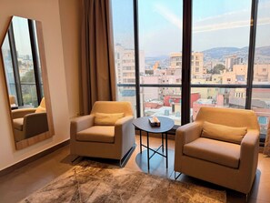 Tallelokero huoneessa, työpöytä