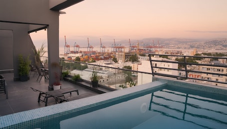 Seasonal outdoor pool. Unit for Living