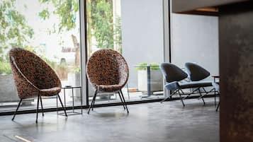 2 chambres, coffres-forts dans les chambres, bureau