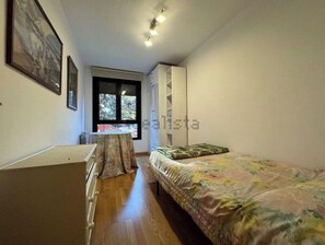 3 bedrooms, desk, iron/ironing board, bed sheets