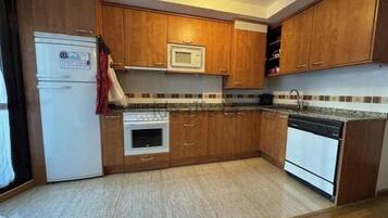 Een koelkast, een magnetron, een oven, een kookplaat