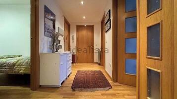 3 bedrooms, desk, iron/ironing board, bed sheets