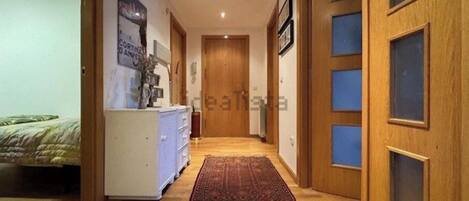 3 chambres, bureau, fer et planche Ă  repasser, literie fournie