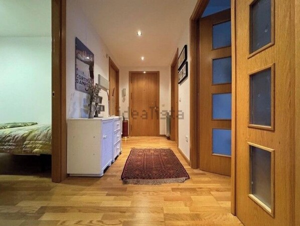 3 habitaciones, escritorio y tabla de planchar con plancha 
