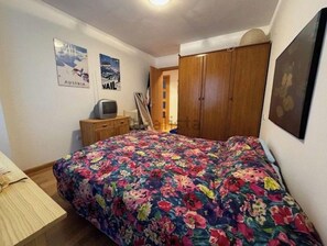 3 bedrooms, desk, iron/ironing board, bed sheets