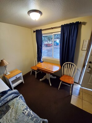 1 bedroom, free WiFi, bed sheets - Deschutes Motel - Sherars Falls - Queen Suite w/ 1 Queen Bed (Maupin)
