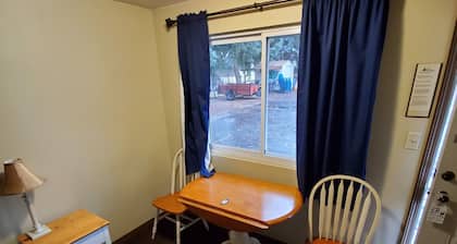 Deschutes Motel - Sherars Falls - Queen Suite w/ 1 Queen Bed