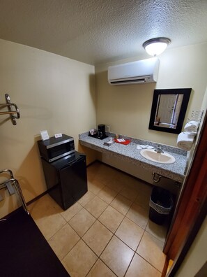 Shower, hair dryer, towels, soap - Deschutes Motel - Sherars Falls - Queen Suite w/ 1 Queen Bed (Maupin)