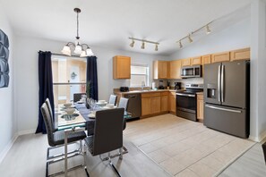 Fridge, microwave, oven, stovetop - Great Community, amazing private pool, near Disney! (Davenport)