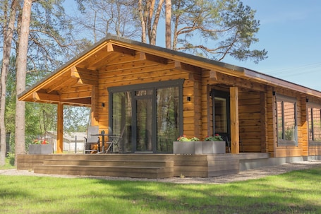 Exterior. The house is located in a quiet area, surrounded by forest pines.