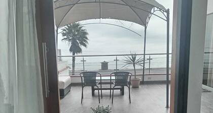 Ubicado al frente de la playa, excelente opción para vacaiones en pareja.