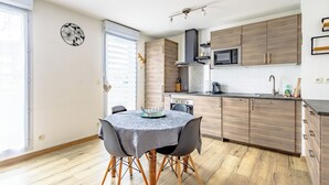 Wasserkocher mit Kaffee-/Teezubehör, Kühlschrank, Mikrowelle, Ofen