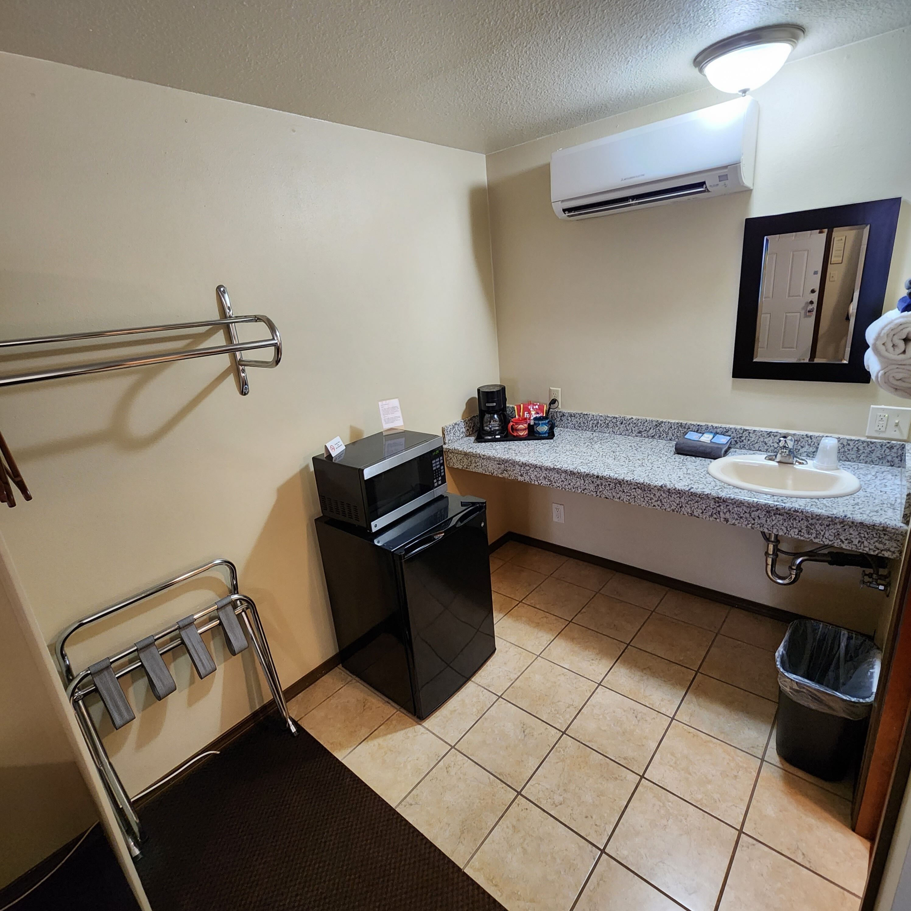 Douche, sèche-cheveux, serviettes fournies, savon