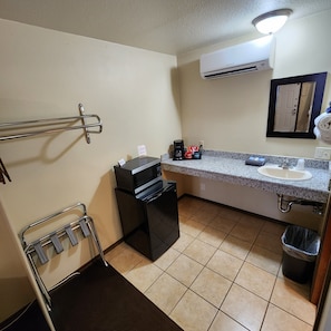 Douche, sèche-cheveux, serviettes fournies, savon