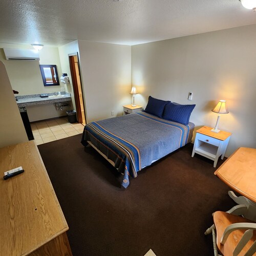 Deschutes Motel - Macks Canyon - Queen Suite w/ 1 Queen Bed