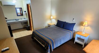 Deschutes Motel - Macks Canyon - Queen Suite w/ 1 Queen Bed