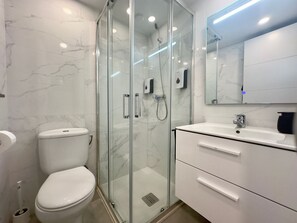 Chuveiro, secador de cabelo, toalhas de banho