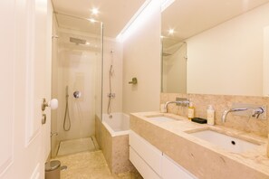 Douche, articles de toilette écologiques, sèche-cheveux