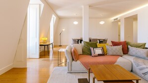 Un salon moderne avec un canapé, une table basse et un coin repas.