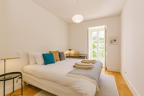 2 bedrooms, iron/ironing board, travel cot, free WiFi - NEW! RENT4REST Graca 2Bdr Pool Castle View & Park (Lisboa ciudad)