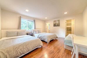5 habitaciones, caja de seguridad en la habitación y escritorio 