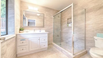Douche, séchoir à cheveux, serviettes fournies, savon