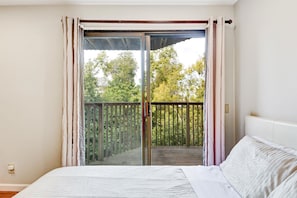 5 chambres, coffres-forts dans les chambres, bureau