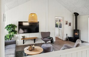 Una Smart TV, una chimenea, un futbolín, una mesa de tenis de mesa