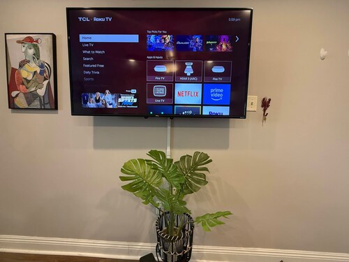 Parking | 5 min downtown | WD | TV bedroom | Pool