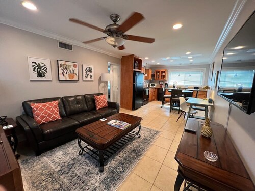 Stylish 2 br near LSU and pool laundry