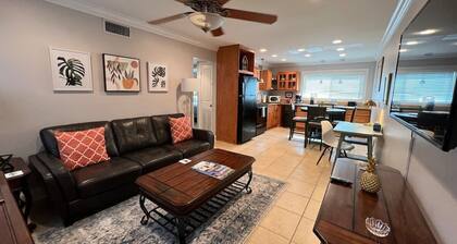 Stylish 2 br near LSU and pool laundry