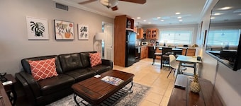 Stylish 2 br near LSU and pool laundry