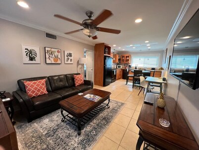 Stylish 2 br near LSU and pool laundry