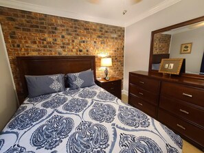 2 bedrooms, desk, iron/ironing board, WiFi