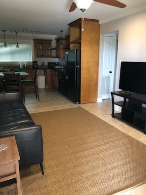 TV, offices - Pool | Walk to LSU | WD | TV in bedroom | Gated (Baton Rouge)