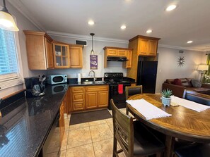 Fridge, microwave, oven, stovetop - 2 br with Pool & washer dryer (Baton Rouge)