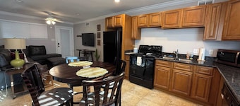 2 bedroom private apt & laundry