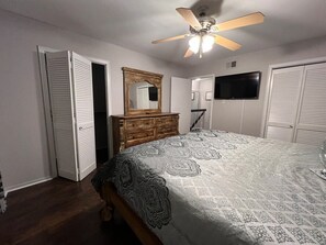 2 bedrooms, desk, iron/ironing board, WiFi