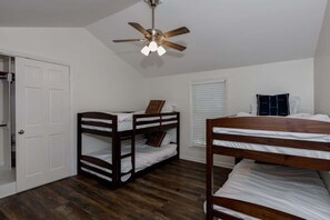6 bedrooms, iron/ironing board, WiFi, bed sheets