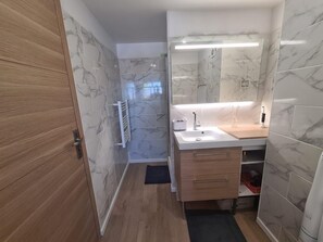 Dusche, kostenlose Toilettenartikel, Haartrockner, Handtücher