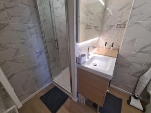 Shower, free toiletries, hair dryer, towels - Magnifique Appartement Avec vue sur le lac Marin, Jacuzzi Privatif Chauffé (Le Barcarès)