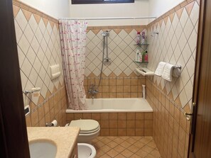 Sèche-cheveux, bidet, serviettes fournies, savon