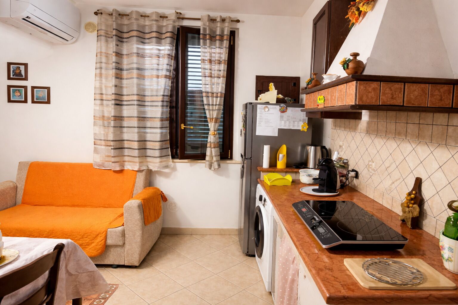 Frigorifero, microonde, piano cottura, macchina per tè/caffè