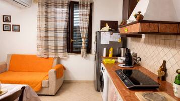 Frigorifero, microonde, piano cottura, macchina per tè/caffè